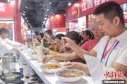 夫妻婚姻“嗦粉”经济火热 中国多地“食力”出圈